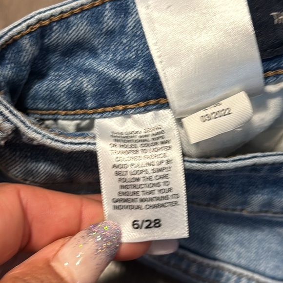 💚 Lucky Brand | The Roll Up - Light Blue Jean Shorts - distressed wash - 6 /28 - Picture 4 of 5